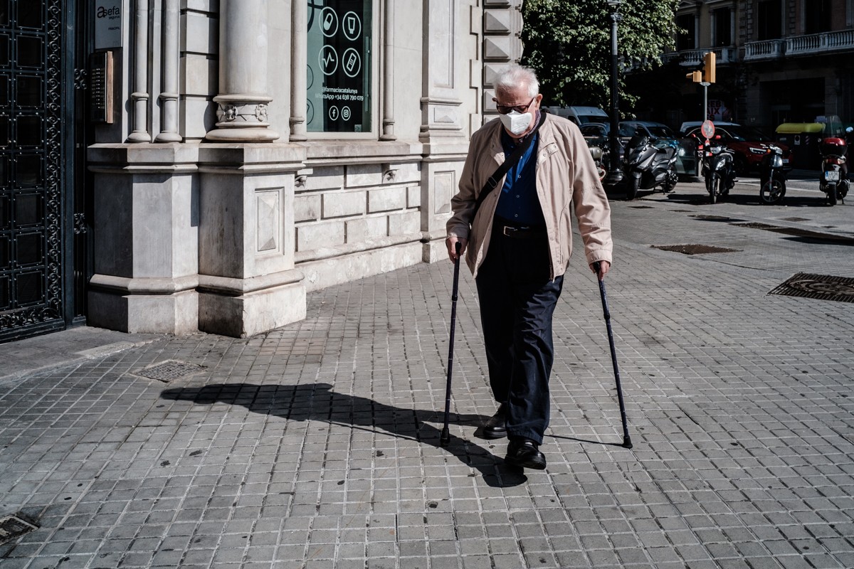Gent amb mascareta al centre de Barcelona. - Adrià Costa