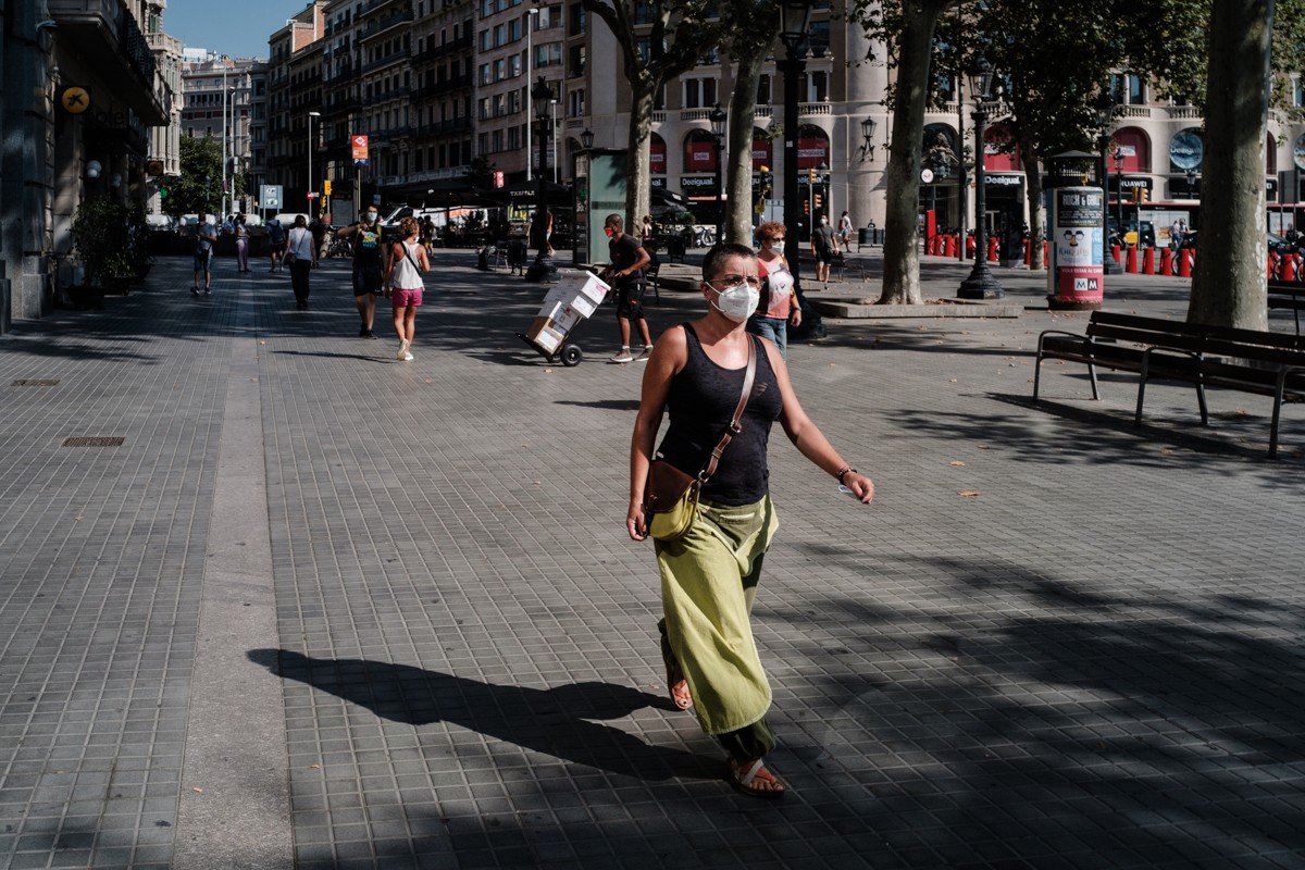 Gent amb mascareta al centre de Barcelona. - Adrià Costa