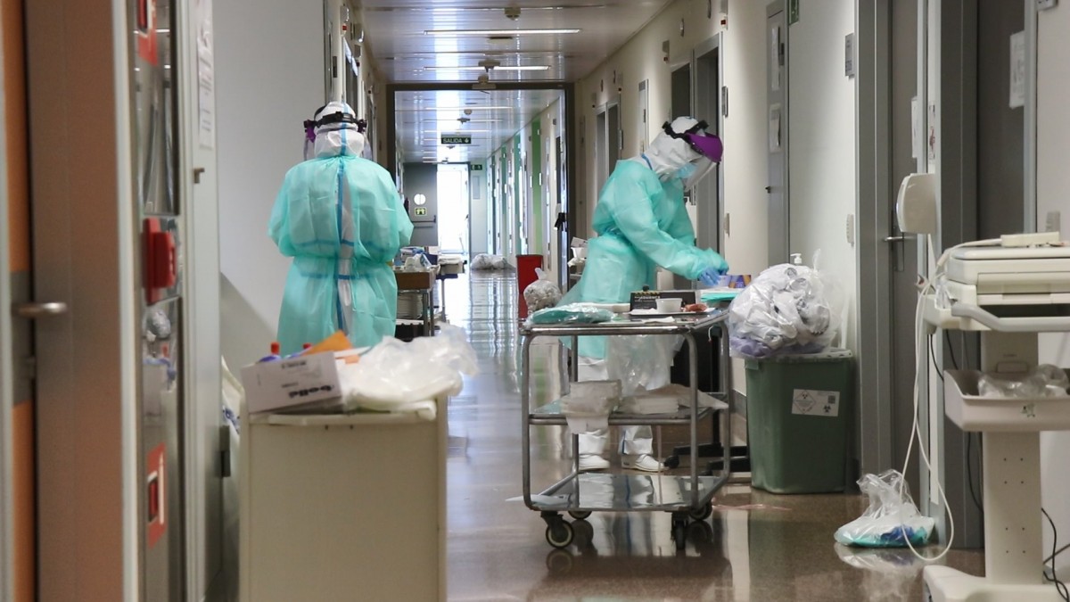 Sanitaris treballant en un hospital durant la pandèmia - Europa Press
