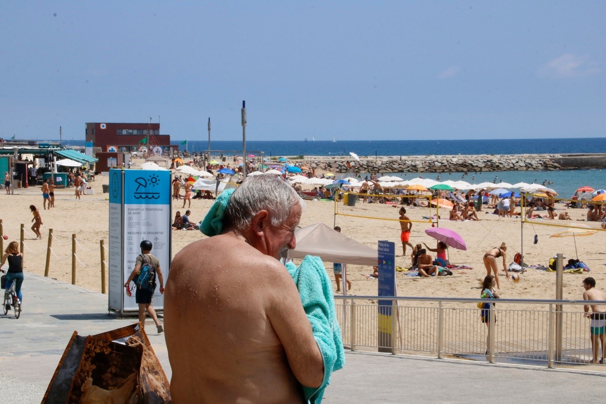 PORTADES «Cues a les platges de Barcelona»; «La Vanguardia» destaca les noves aglomeracions