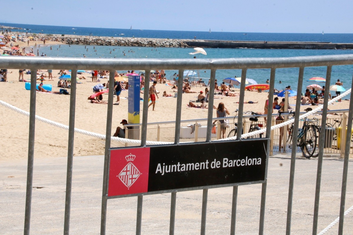 Cinc platges de Barcelona, tancades per aglomeracions