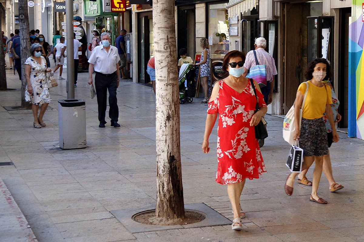Persones passejant pel carrer Major de Lleida aquest dissabte després de l'anunci del Govern de confinar la comarca del Segrià, el 4 de juliol de 2020 - Anna Berga/ACN