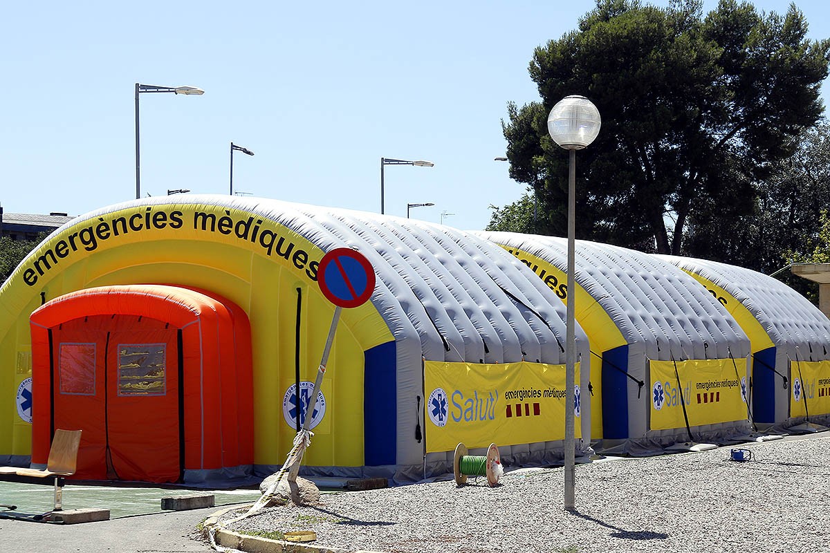 L'hospital de campanya del SEM instal·lat al davant de l'Arnau de Vilanova de Lleida per atendre casos de covid-19, e - Anna Berga/ACN
