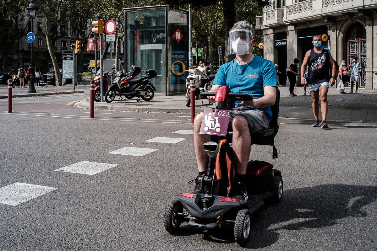 Gent al centre de Barcelona, gaudint de la «nova normalitat», mentre els contagis tornen a augmentar. - Adrià Costa