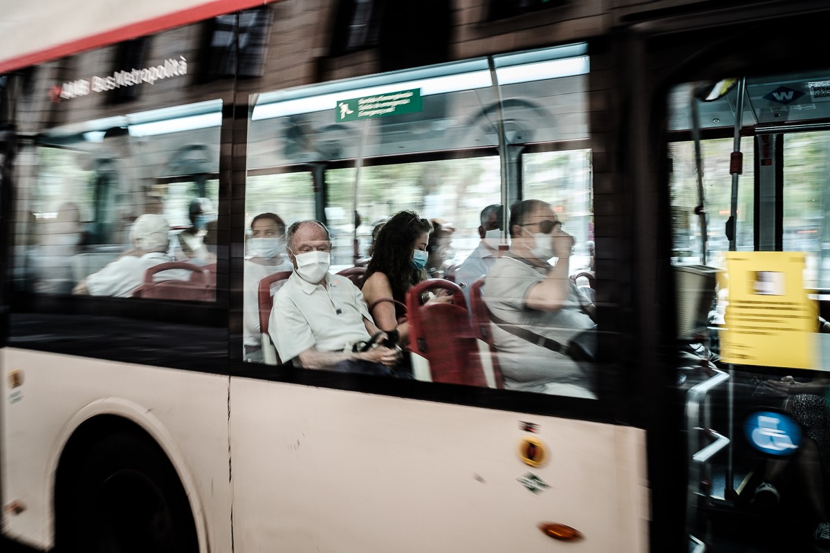 Gent al centre de Barcelona, gaudint de la «nova normalitat», mentre els contagis tornen a augmentar. - Adrià Costa