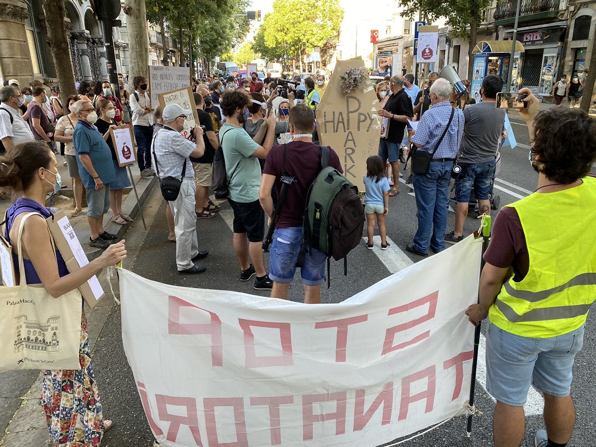 Manifestació a Sants contra el tanatori a l'antic Happy Parc