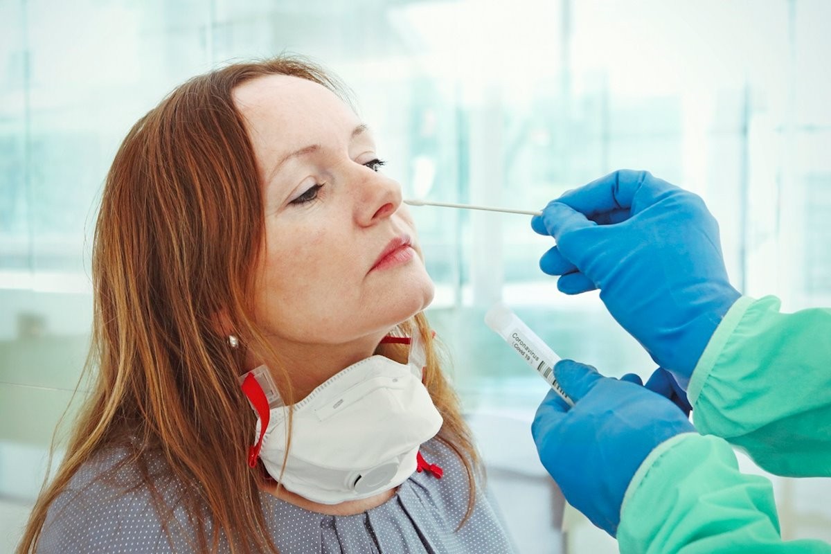 Una dona fent-se un test PCR de coronavirus - Europa Press