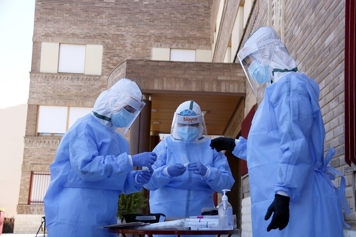 Sanitaris preparant proves PCR a Lleida - ACN