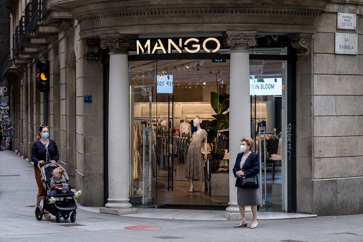 Una botiga de Mango del centre de Barcelona. - Adrià Costa