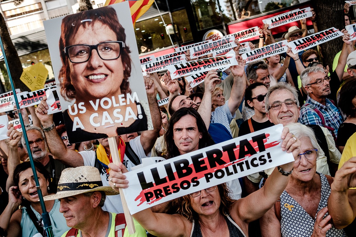 Abraçades llargues i somriures sota la mascareta: així ha arribat Romeva a Sant Cugat 