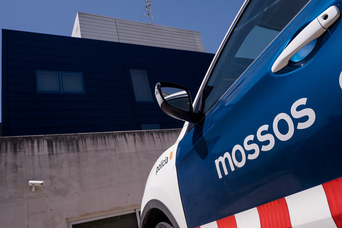 Els Mossos suspenen dues agents per burlar-se d'una menor que havia estat violada