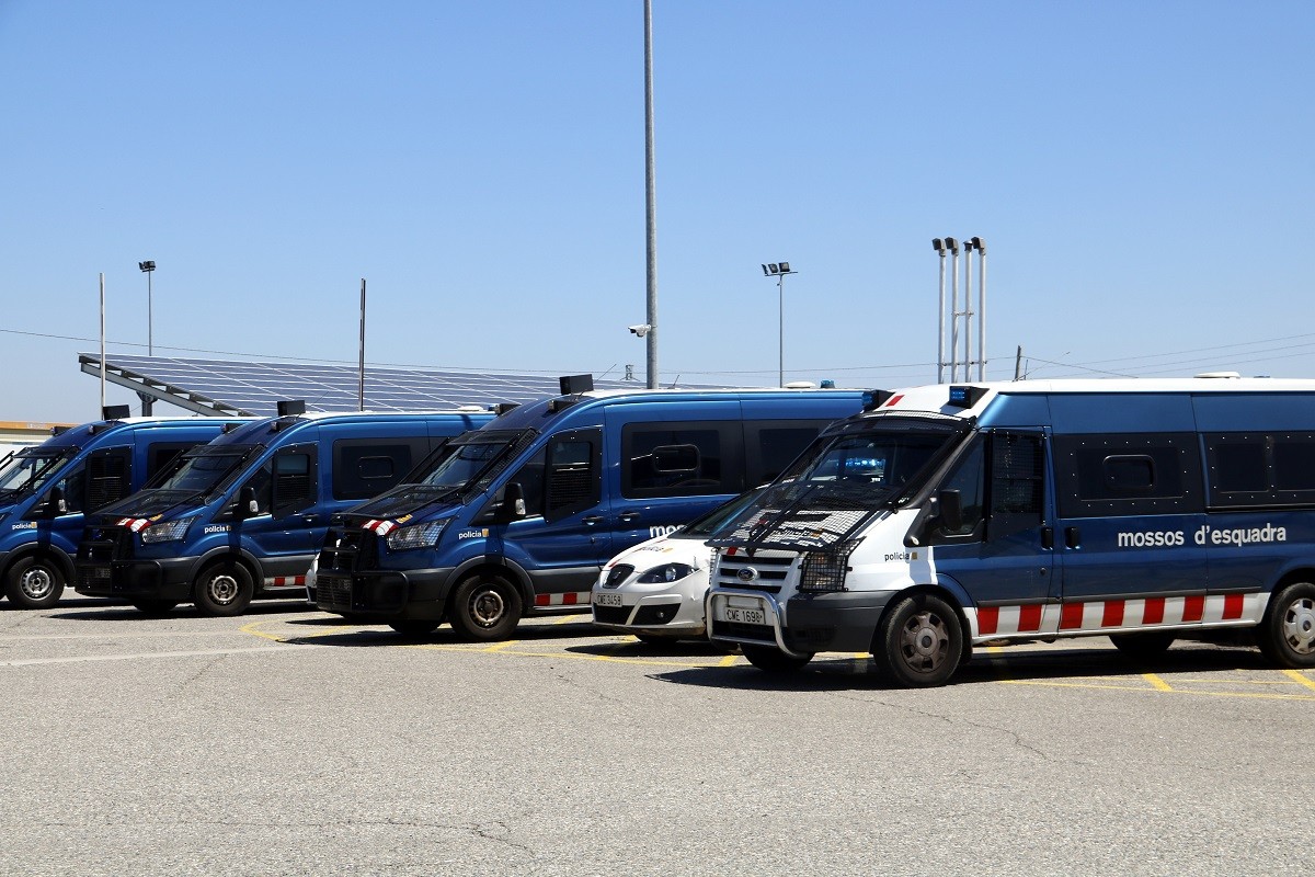Furgonetes dels Mossos d'Esquadra aparcades a l'àrea de servei de l'A-2 a Vila-sana - ACN
