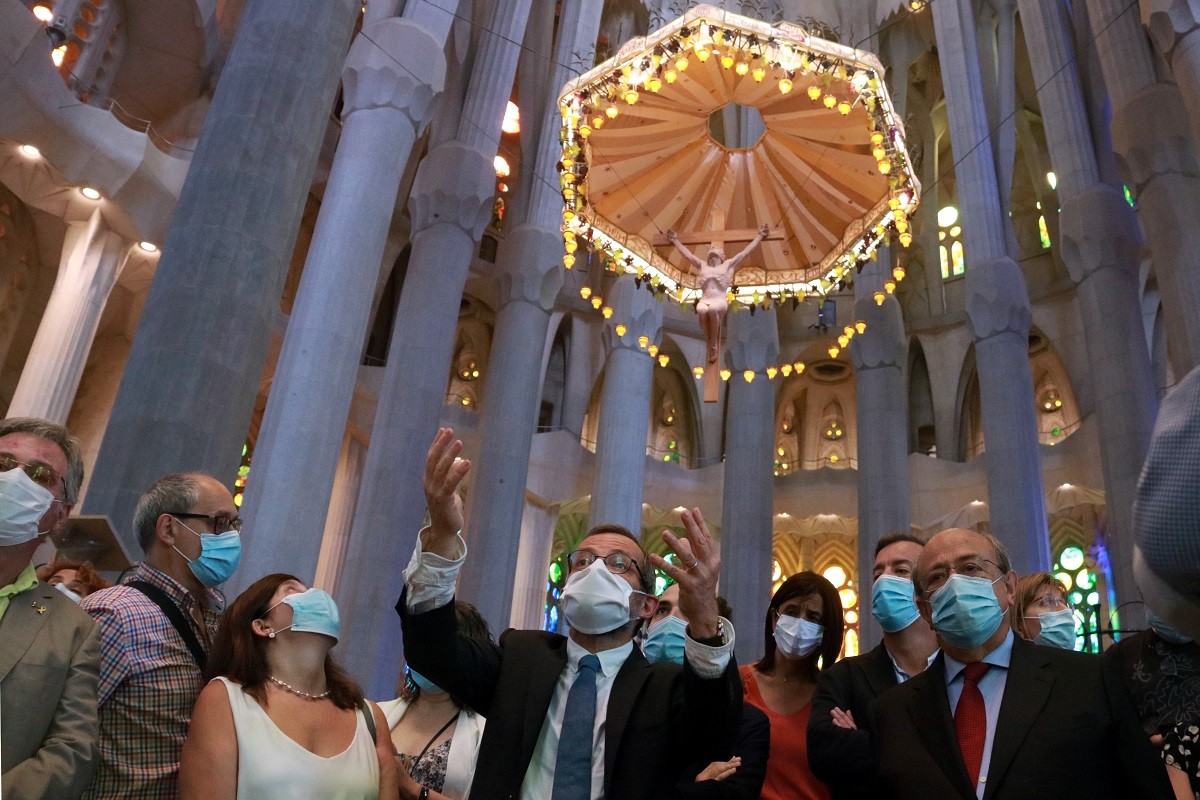 La Sagrada Família torna a la vida més de 100 dies després per homenatjar als sanitaris