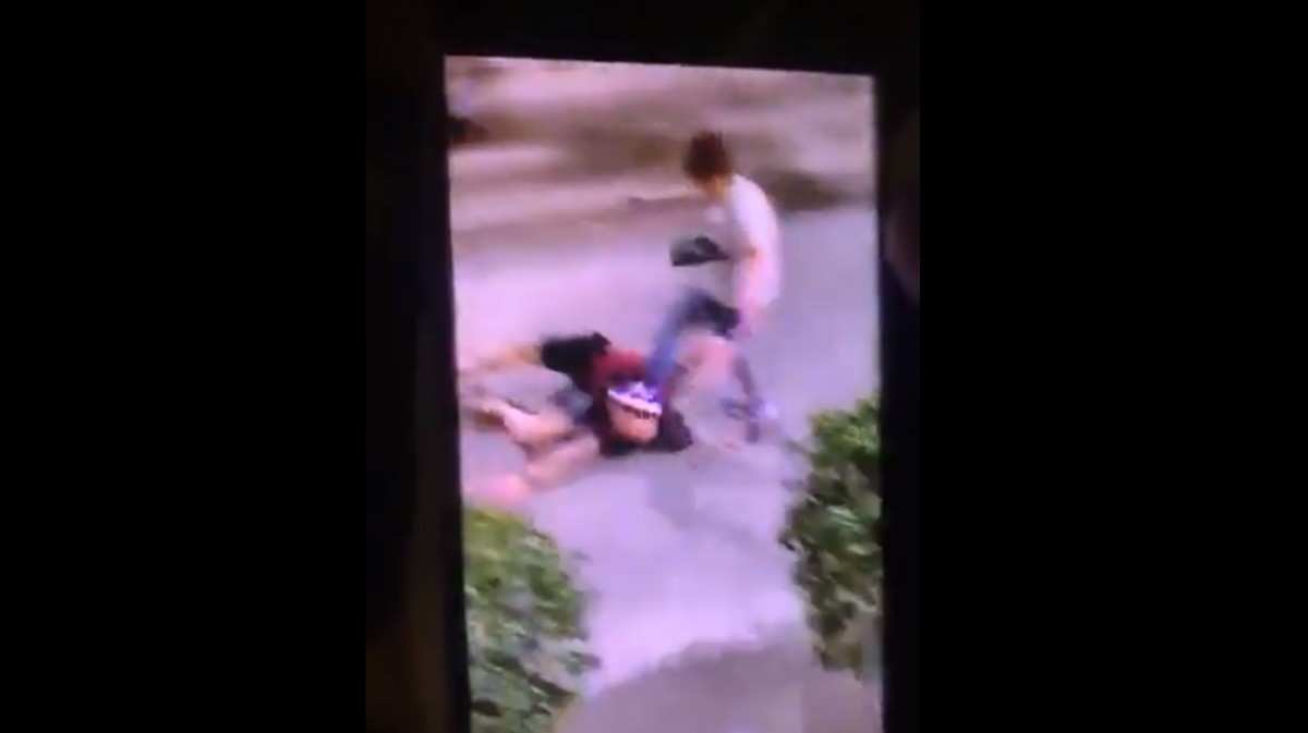 VÃDEO Brutal pallissa d'una dona a un home al mig del carrer a l'Hospitalet