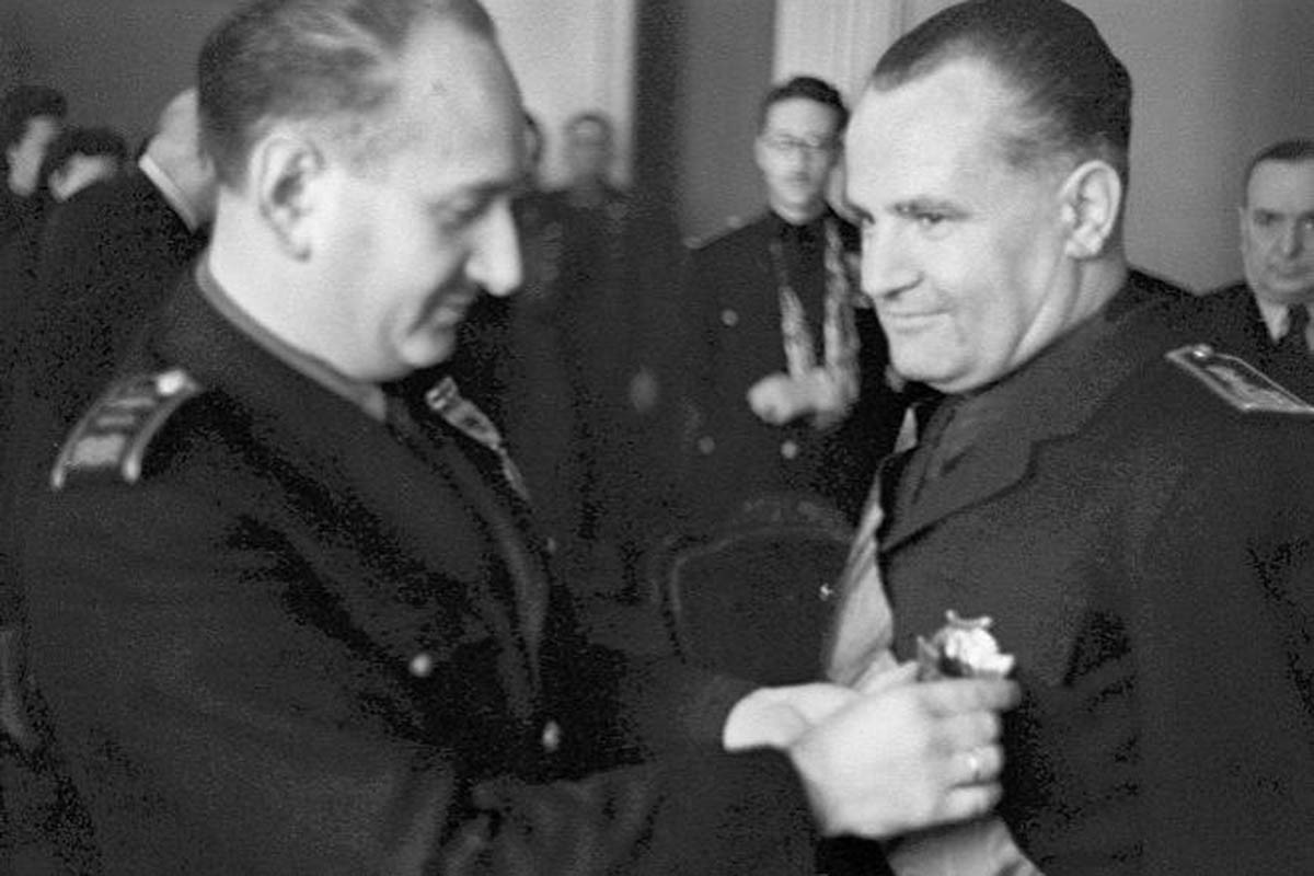 José Luis de Arrese concecorant aDemetrio Carceller Segura. - 