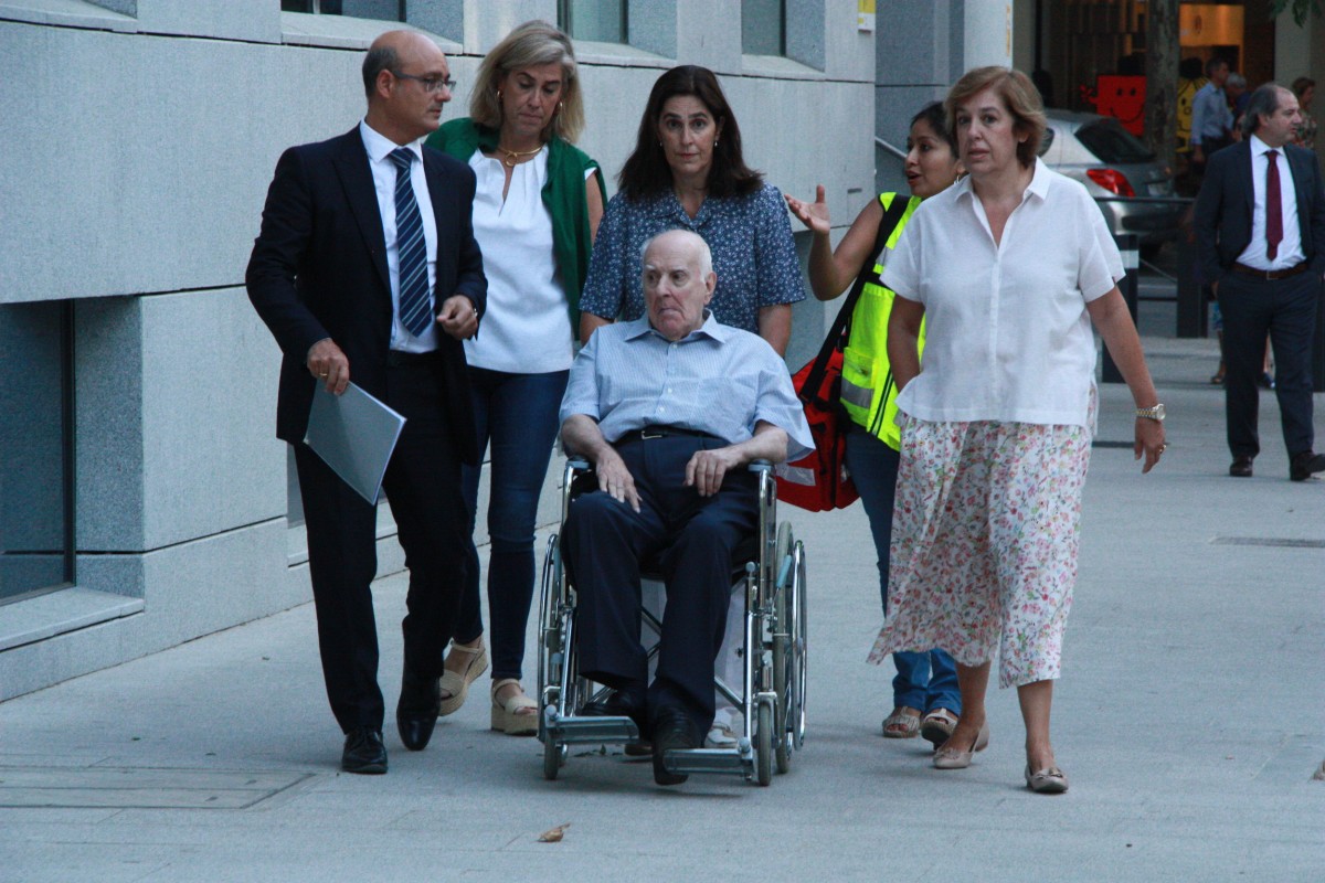 Demetrio Carceller Coll, arribant a l'Audiència Nacional espanyola en cadira de rodes i acompanyat pels seus advocats i un metge. El 8 d'agost de 2016 - Xavier Vallbona/ACN