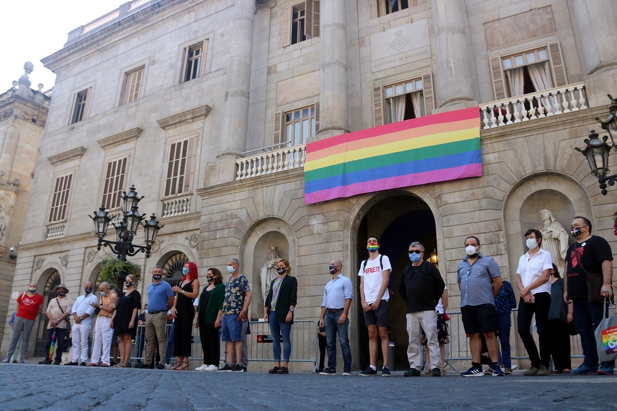 Ajuntament de Barcelona i Generalitat desafien el Suprem i pengen la bandera LGTBI