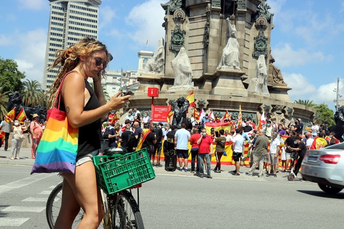 Manifestants LGTBI denuncien escorcolls i identificacions durant una convocatòria contra Vox