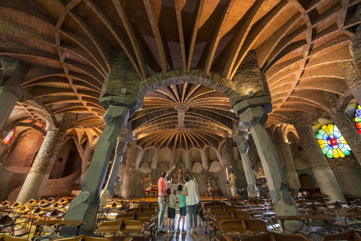 La cripta de la Colònia Güell, un dels atractius del Baix Llobregat