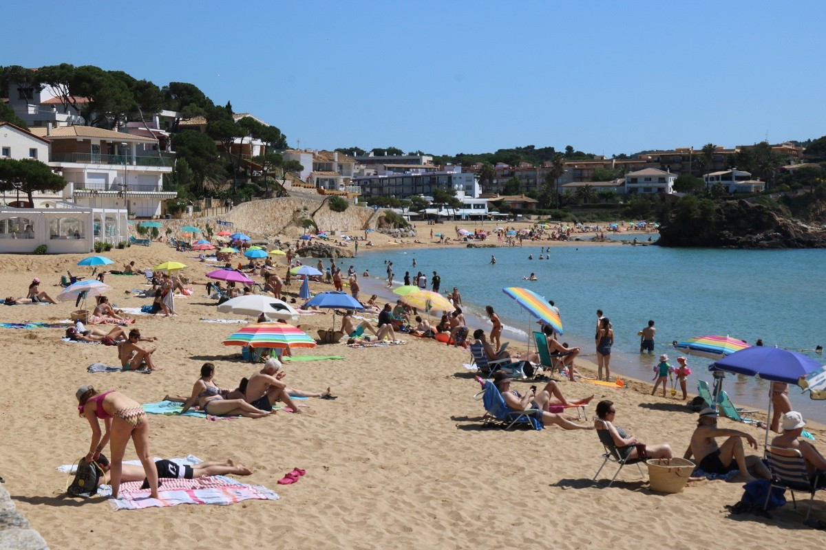 Platja de la Fosca de Palamós aquest dissabte 20 de juny de 2020 amb banyistes a la sorra - ACN
