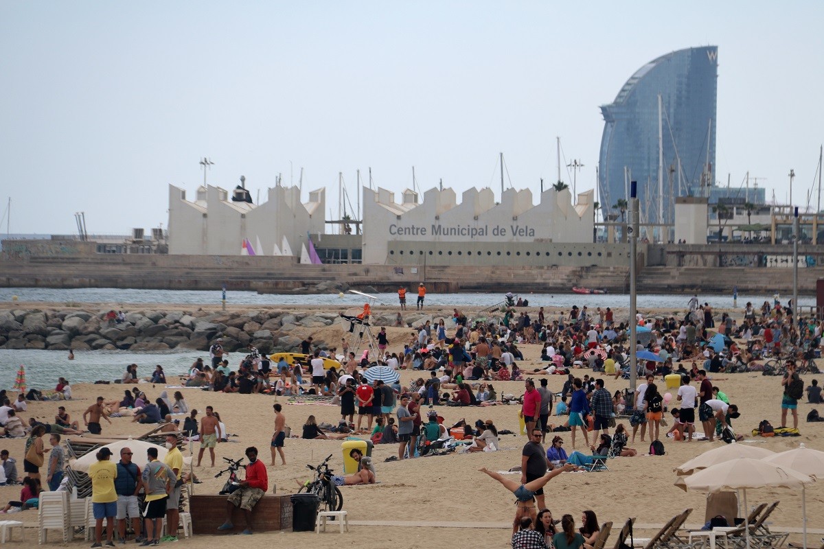 Segon dia consecutiu d'aglomeracions 
 a les platges de Barcelona