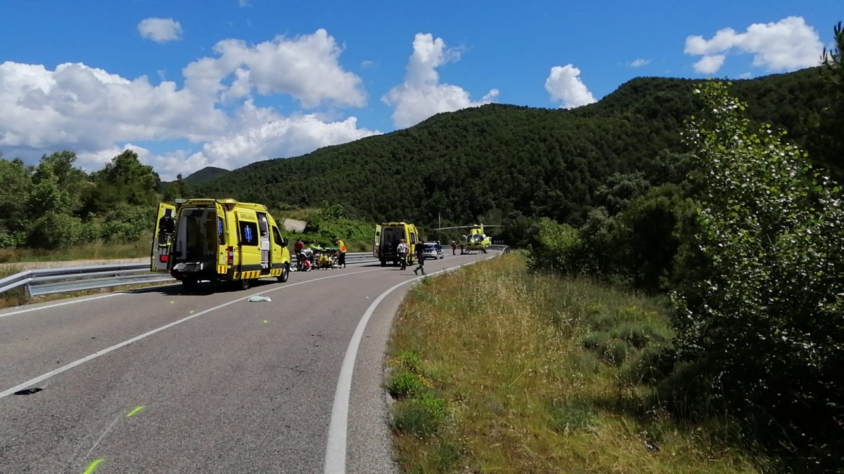 Greu xoc frontal entre dues motos i un turisme al Solsonès