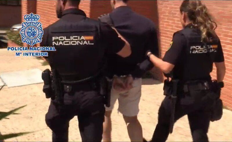 Demanen una ordre d'allunyament per al detingut per agredir sexualment una periodista en directe