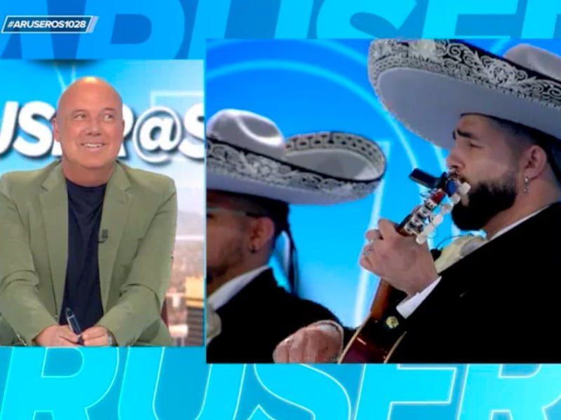 Alfons Arús celebra el seu aniversari en directe i el sorprenen amb uns mariachis: 