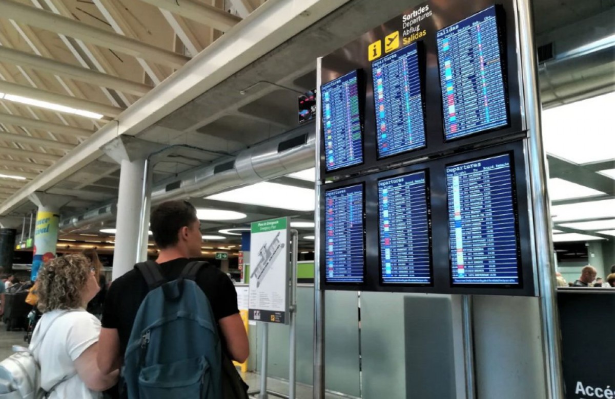 Onze detinguts a l'aeroport de Palma després que passatgers hagin fugit d'un avió