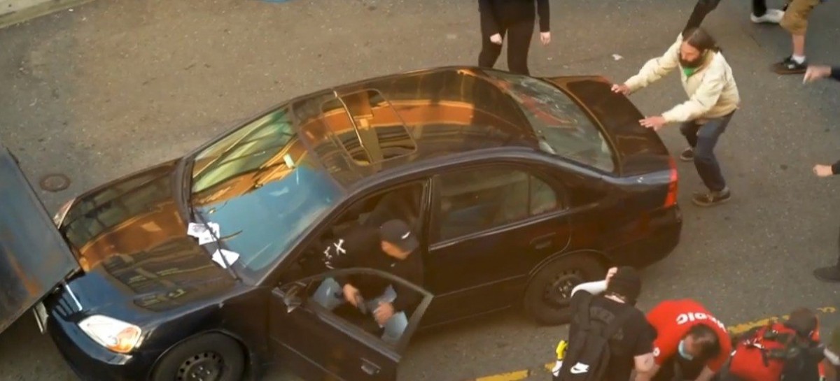 VÃDEOS Un home intenta atropellar manifestants a Seattle i n'acaba disparant un