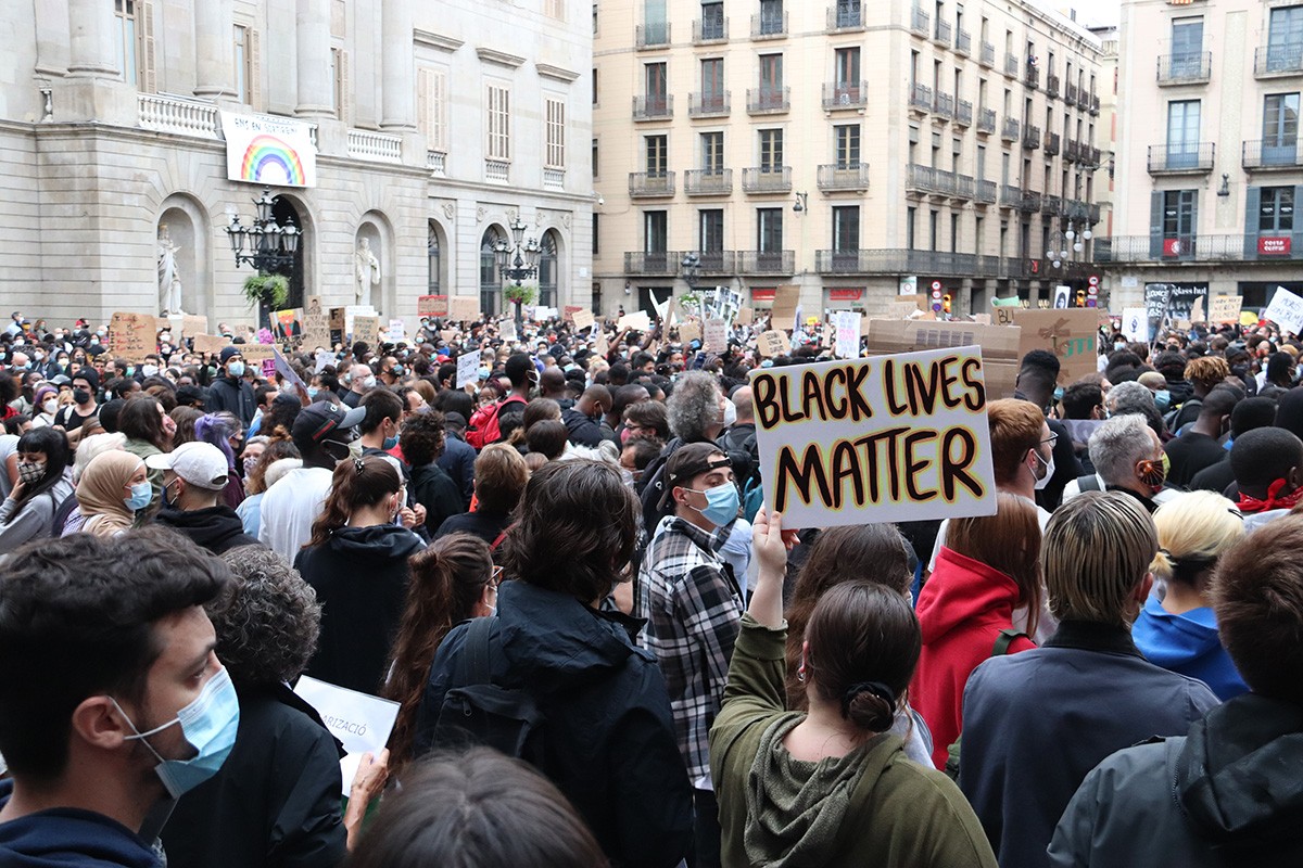 Unes 3.000 persones es concentren a Barcelona contra el racisme