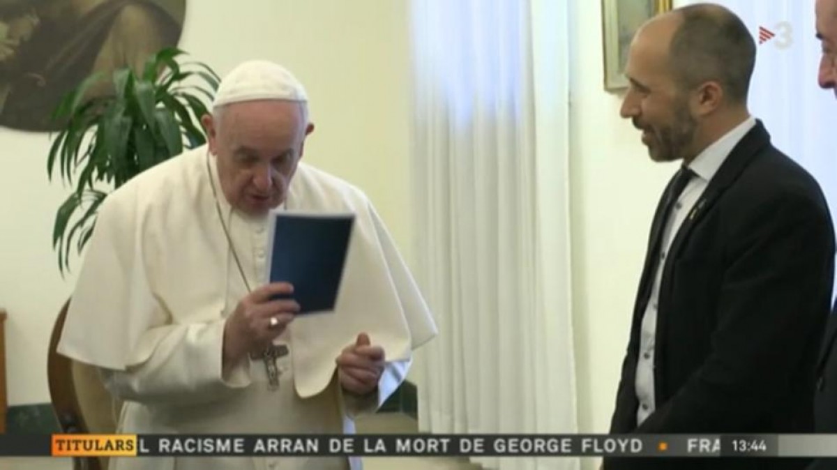 El papa Francesc rep un llibre d'escrits religiosos de Junqueras i escolta les peticions de llibertat pels presos