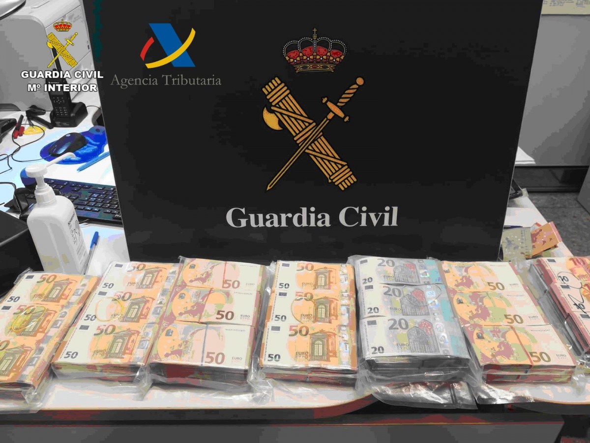 Enxampen un turista al Prat amb 300.000 euros sense declarar