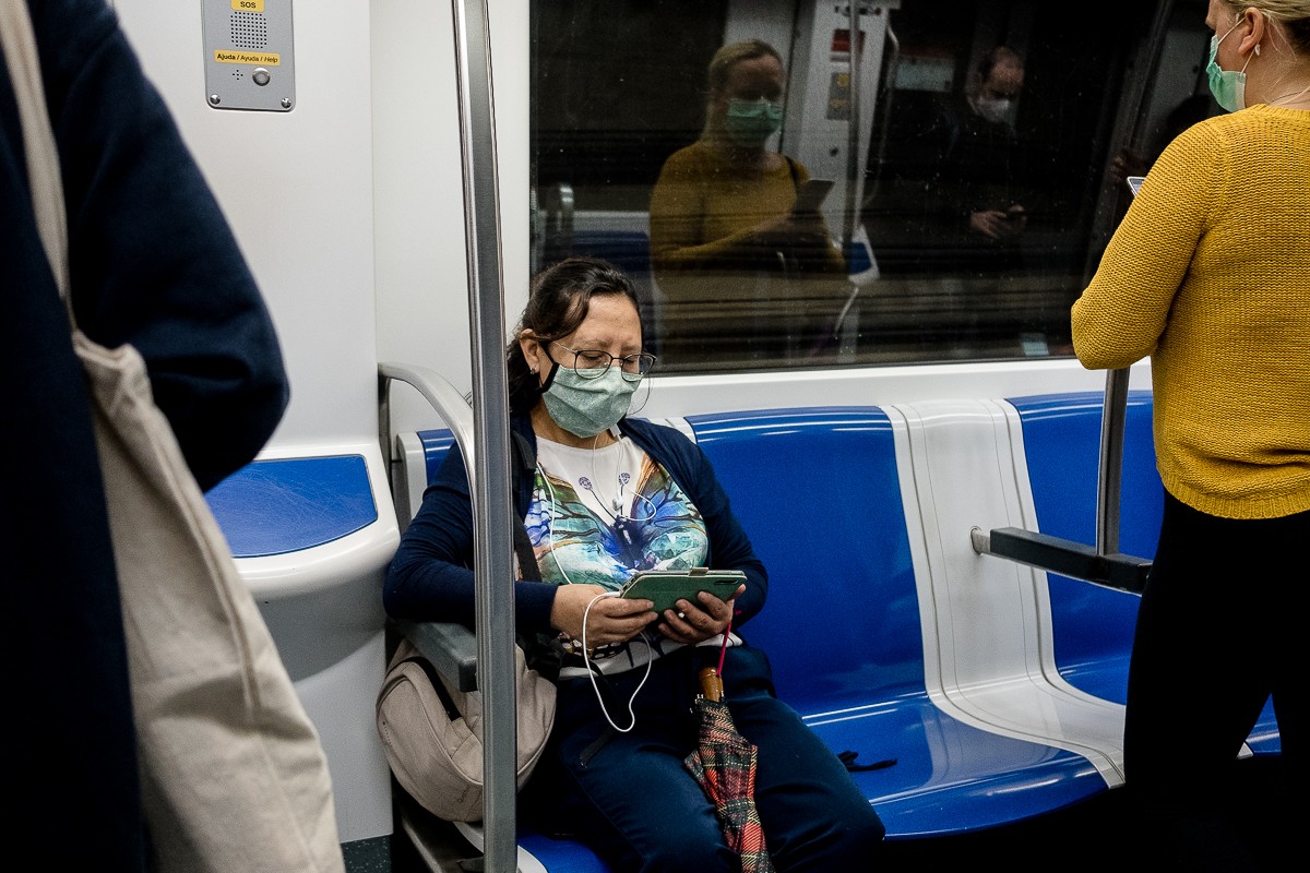 Passatgers amb mascareta al metro de Barcelona. - Adrià Costa
