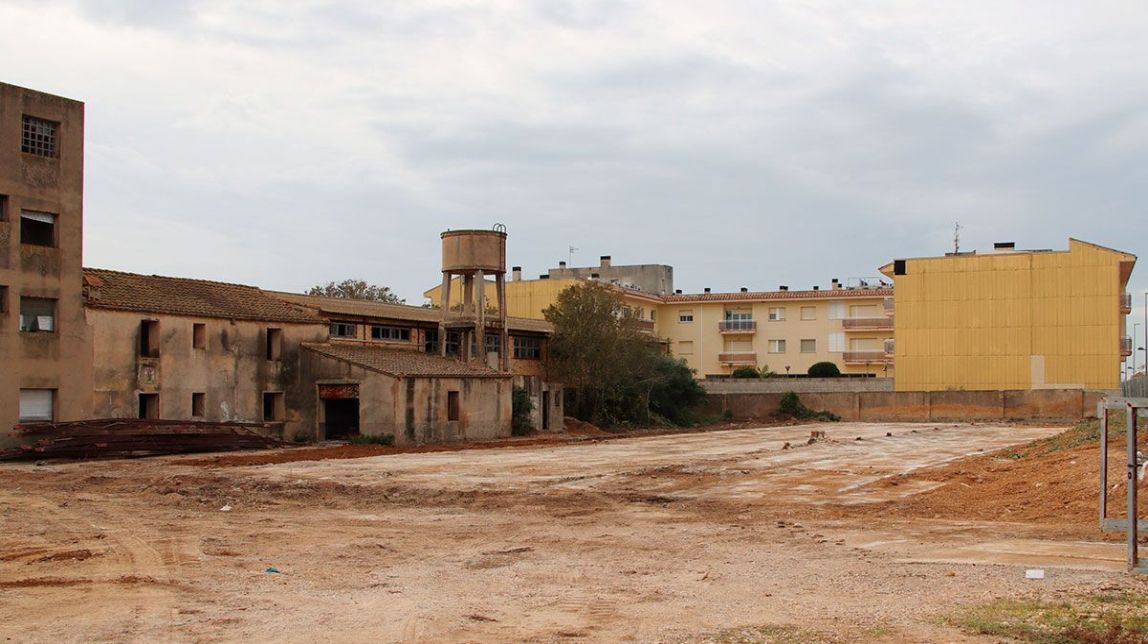 L’Aldea enderroca dos granges del Trinquet per recuperar la zona