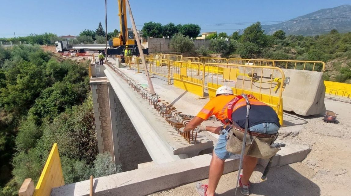 Col·locades les biques que permeten ampliar el pont entre Roquetes i els  Reguers