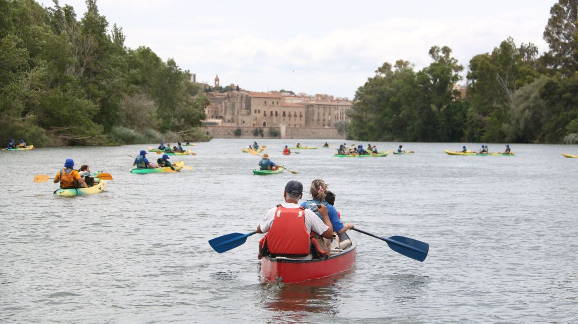 Un centenar de piragüistes recorren l'Ebre per demanar la baixada de sediments