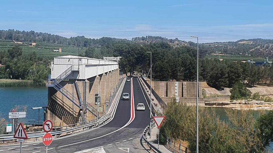 Finalitzen les obres de renovació i pavimentació de la C-12 sobre la presa de Flix