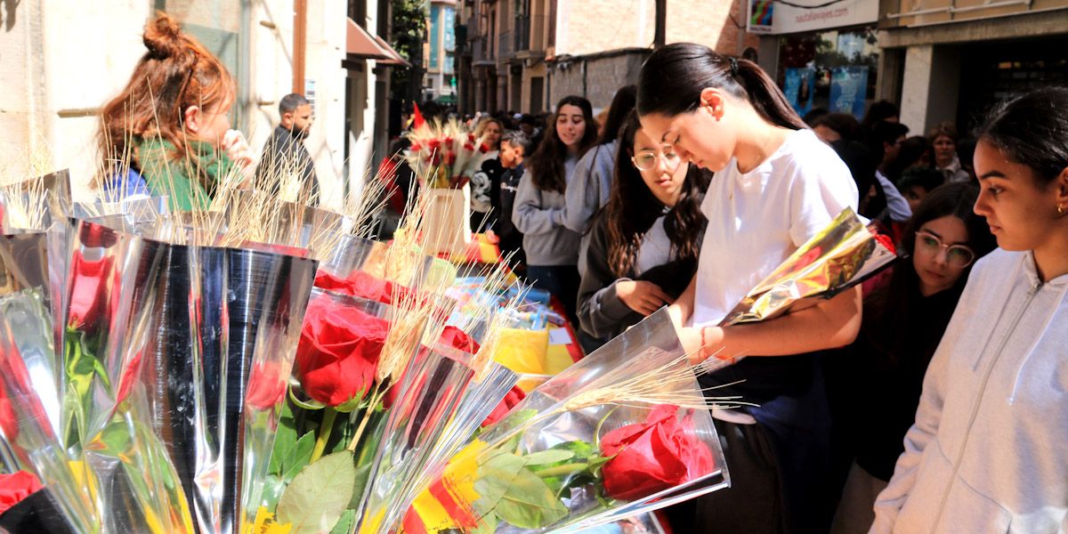 Bullici al cor de Tortosa en un Sant Jordi ventós i fresc que no deslluïx la diada
