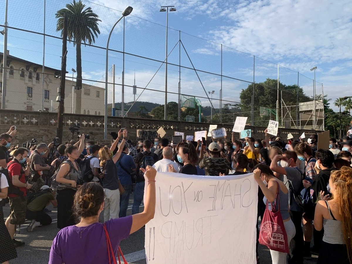 Més de 300 concentrats davant el Consolat dels EUA a Barcelona demanen «justícia»