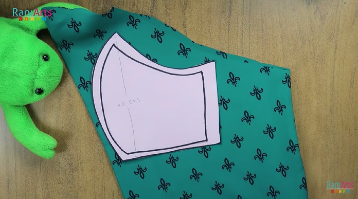 VÃDEO Com fer una mascareta casolana amb filtre per a grans i petits