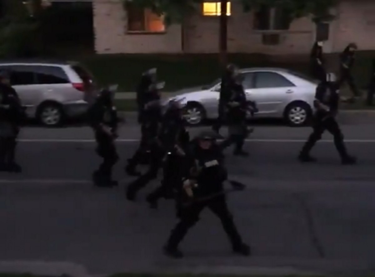 VÃDEO La Guàrdia Nacional dispara contra veïns resguardats als porxos de Minnesota