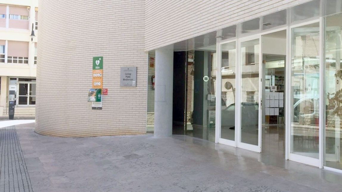 L'Ajuntament de l'Ampolla instal·la un nou desfibril·lador a la via pública