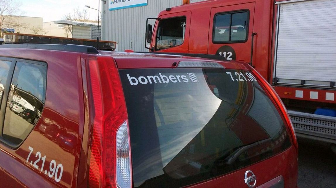 Dos evacuats per inhalació de fum en un incendi en un garatge a Garcia 