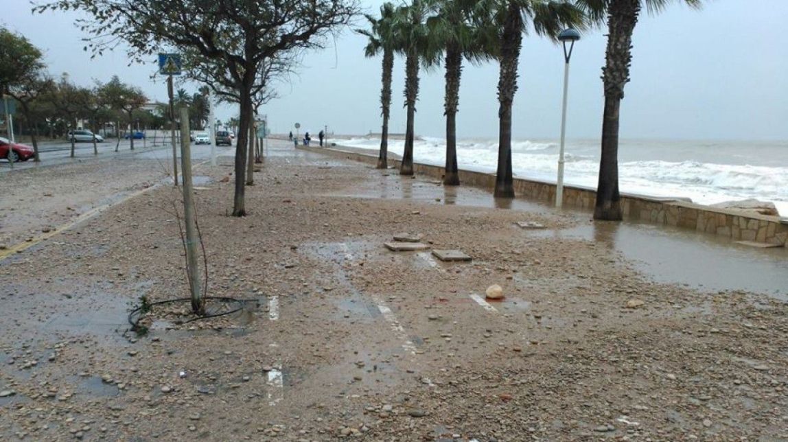 Grava, arena i roques ocupen el passeig del Marjal i la carretera de Sòl de Riu, a les Cases d'Alcanar