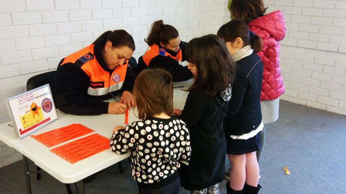 Distribuixen polseres identificatives als xiquets que visiten Fira Amposta per si es perden