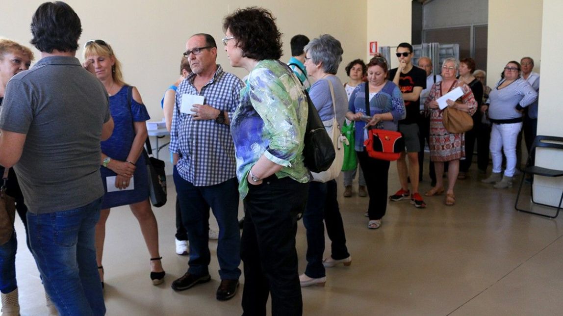 Baixa participació, poques meses i cues llargues en la consulta pel monument