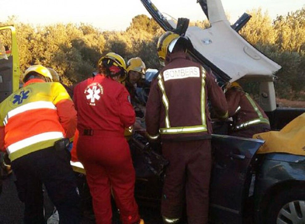 Dos ferits en un nou accident entre un camió i un turisme a  l'N-340, a l’Ampolla