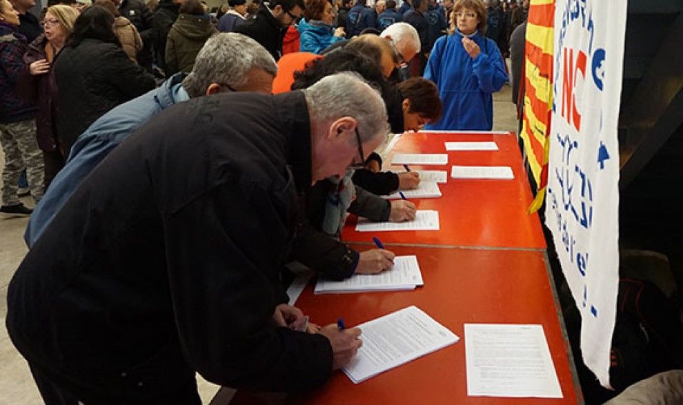 La PDE recull signatures per reforçar l'actuació del Síndic de Greuges contra el pla de l'Ebre