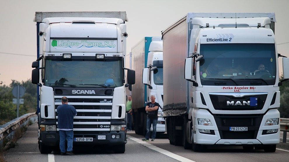 Els transportistes rebutgen prohibir el pas de camions per l'N-340
